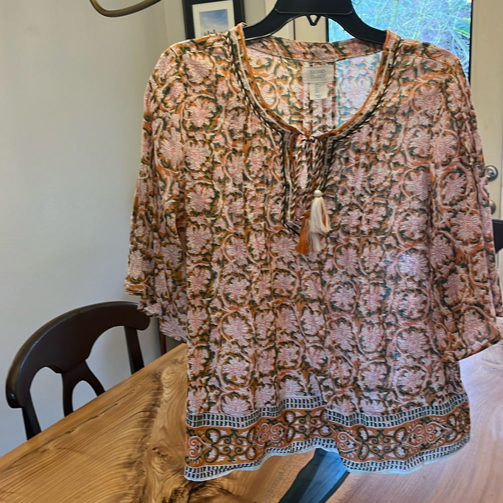 Summer blouse with a fringe tie at the neck line,